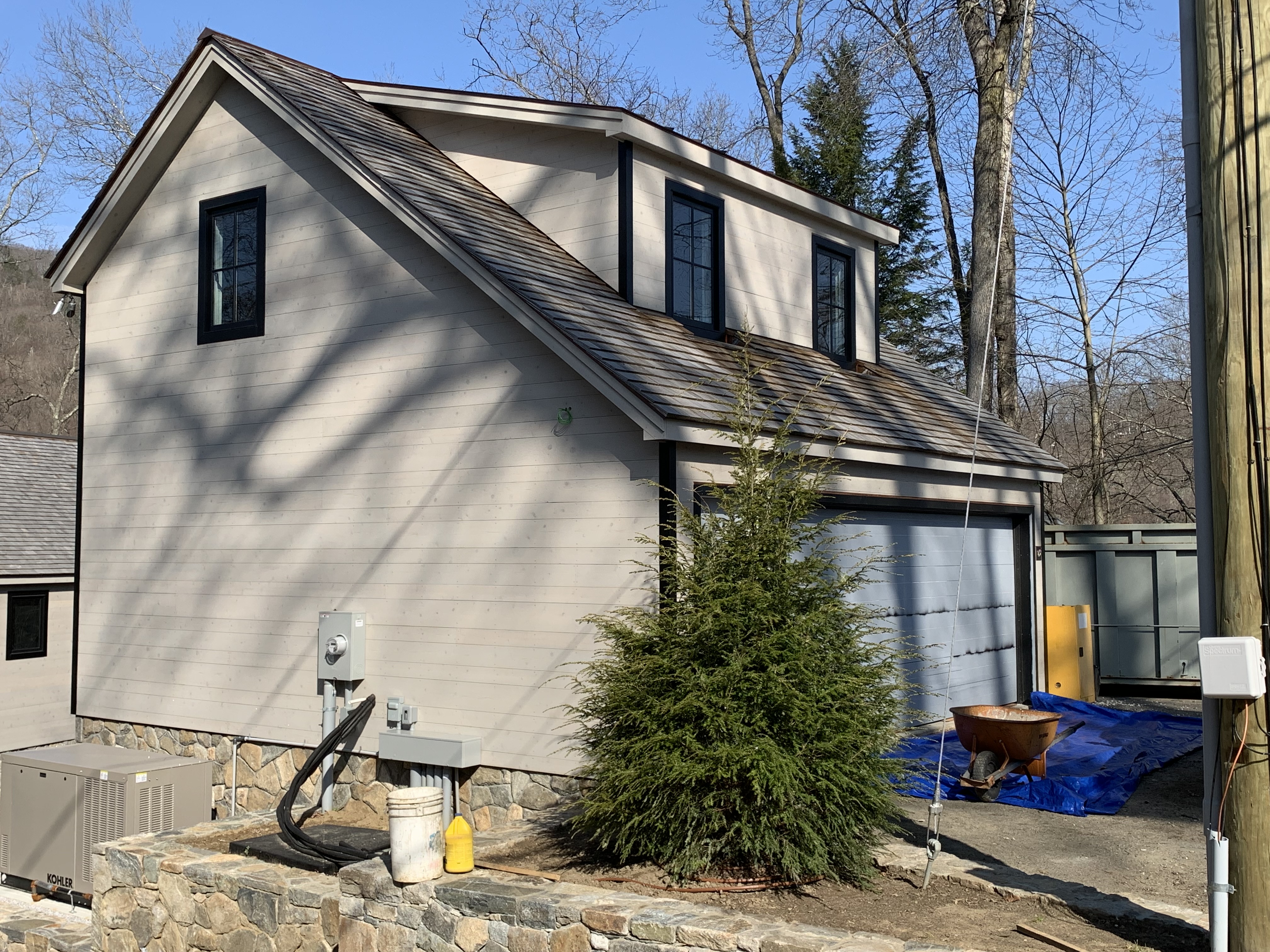 Building photograph for 33 ECHO DR